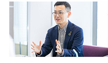 挑戦的な企業文化を確立するため、「ジョブ型+職能型」のハイブリッド型人事制度へ