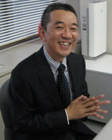 行動の根っこにある考え方や生き方に軸足を置くからこそ、現場感覚を大切にしたい。