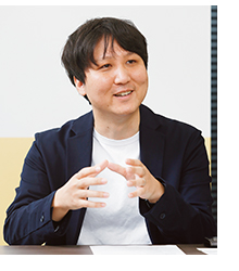 菅崎氏の顔写真