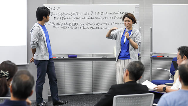 1時間近くにわたって質疑応答を行った2