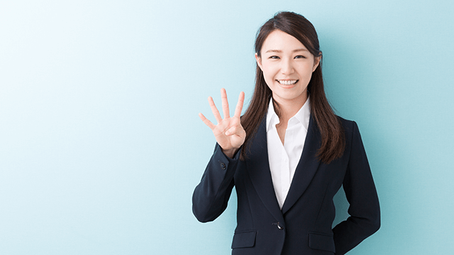 4つを指している女性のイメージ画像